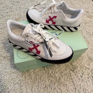 Off white sneakers - like new! Size 38